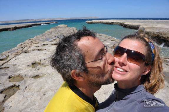 Felizes da vida no belíssimo e selvagem litoral sul da Península Valdés, na Argentina